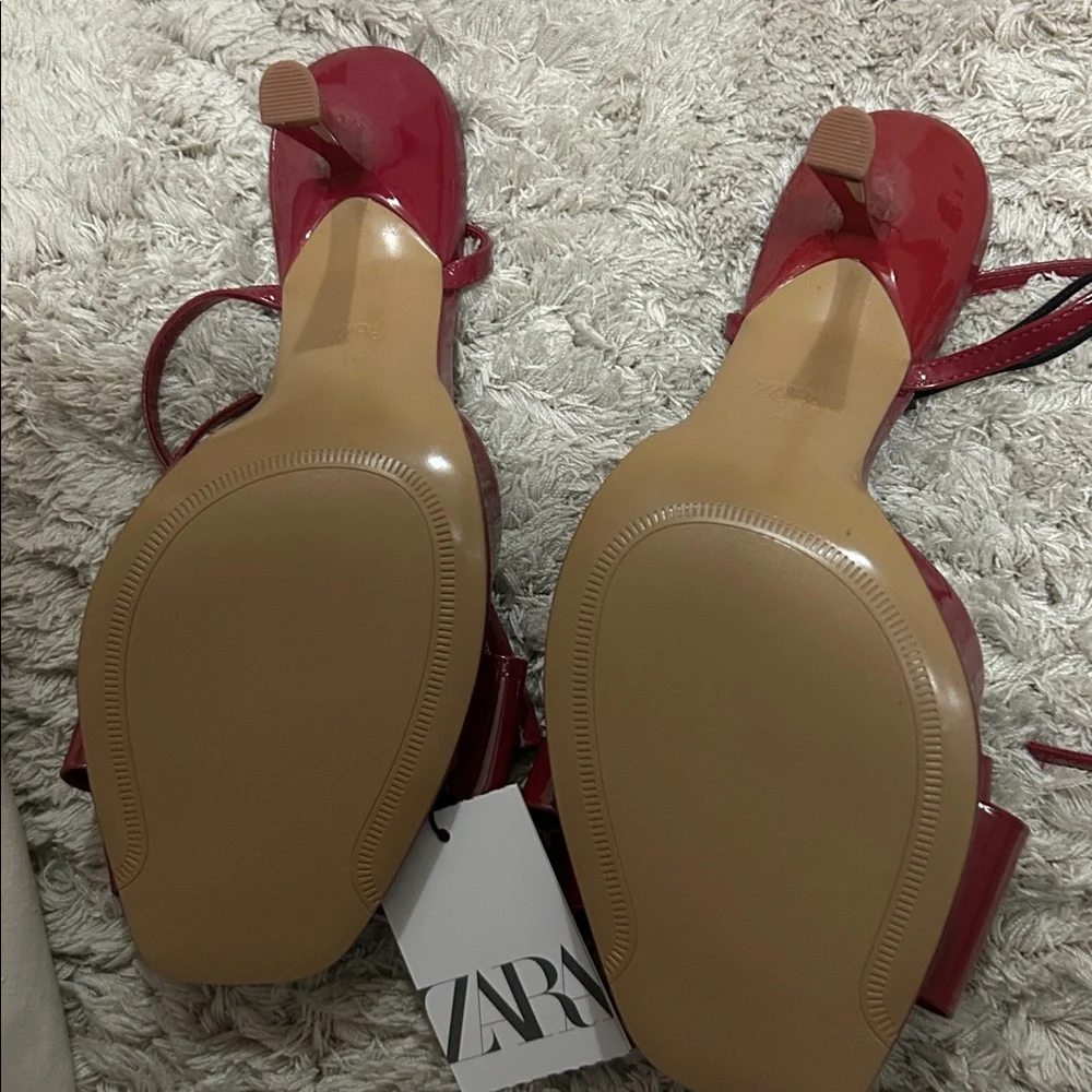 Zara Patent Effect Bow Sandals

Color- Strawberry Red 

-Size 10

NEW - Picture 3 of 3